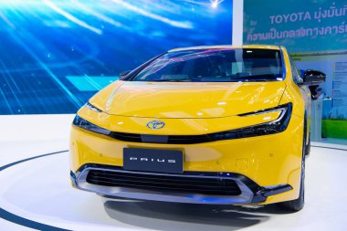 Toyota PRIUS 2.0 Dynamic Force Hybrid 21 Mart 2023 tarihinde Bangkok Uluslararası Otomobil Fuarı 'nda sergilenmektedir..