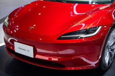 Tesla Model 3 EV otomobili 29 Kasım 2023 tarihinde Nonthaburi, Tayland 'da 40. Tayland Uluslararası Otomobil Fuarı' nda sergilenmektedir..