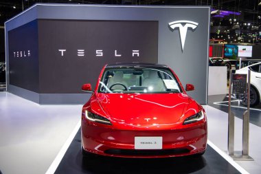 Tesla Model 3 EV otomobili 29 Kasım 2023 tarihinde Nonthaburi, Tayland 'da 40. Tayland Uluslararası Otomobil Fuarı' nda sergilenmektedir..