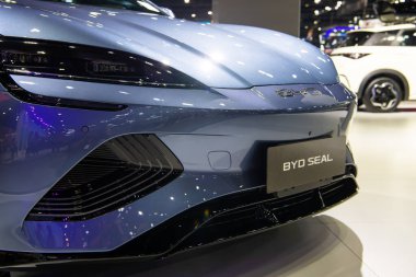 BYD Mühür EV arabası Tayland Uluslararası Otomobil Fuarı 2023 'te 29 Kasım 2023' te Nonthaburi, Tayland 'da sergileniyor..