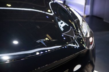 Tesla Model Y EV arabası Tayland Uluslararası Otomobil Fuarı 2023 'te 29 Kasım 2023' te Nonthaburi, Tayland 'da sergileniyor..