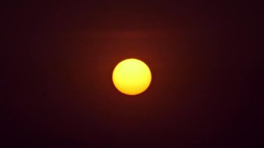 Tayland kırsalında gökyüzünde güneş.