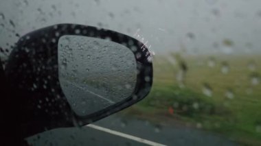 Kırsal, Lopburi, Tayland yollarında sağanak yağmur altında.