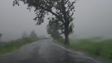 Kırsal, Lopburi, Tayland yollarında sağanak yağmur altında.