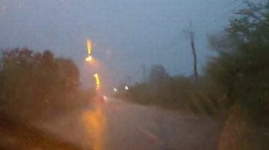 Kırsal, Lopburi, Tayland yollarında sağanak yağmur altında.