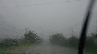 Kırsal, Lopburi, Tayland yollarında sağanak yağmur altında.
