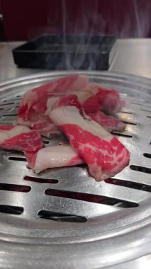 Yeoltan Bulgogi, kömür ocağında ızgara domuz eti. Kore yemeği..