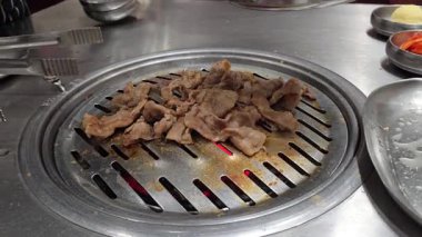 Yeoltan Bulgogi, kömür ocağında ızgara domuz eti. Kore yemeği..