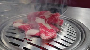 Yeoltan Bulgogi, kömür ocağında ızgara domuz eti. Kore yemeği..