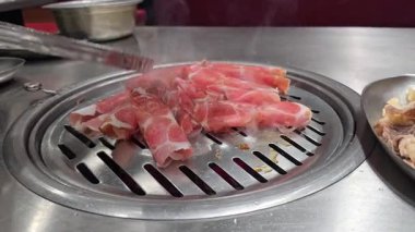 Yeoltan Bulgogi, kömür ocağında ızgara domuz eti. Kore yemeği..