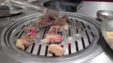 Yeoltan Bulgogi, kömür ocağında ızgara domuz eti. Kore yemeği..