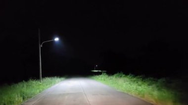 Gece kırsal kesimde araba kullanmak. Ön cam ve gerçek zamanlı bakış açısı.