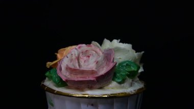 Siyah arkaplanda Rose cupcake rotasyonu.