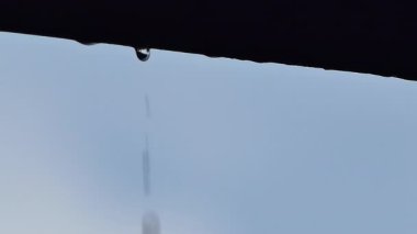 Damlayan damlalar damlıyor çatıya.