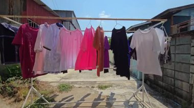 Hafta sonları giysileri kurutmak. Elbiseleri güneşli havada asmak kesinlikle en iyi kurutma yöntemidir..