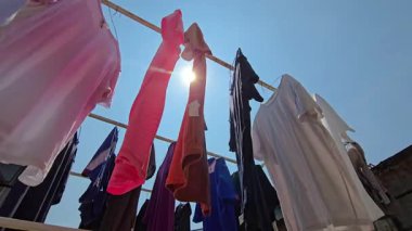 Hafta sonları giysileri kurutmak. Elbiseleri güneşli havada asmak kesinlikle en iyi kurutma yöntemidir..