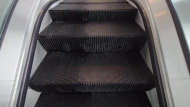 Halka açık alanlarda, havaalanlarında ve metro istasyonlarında modern yürüyen merdiven, gösterişli zarif tasarım, paslanmaz çelik merdivenler, ve aydınlatılmış tırabzanlar. 