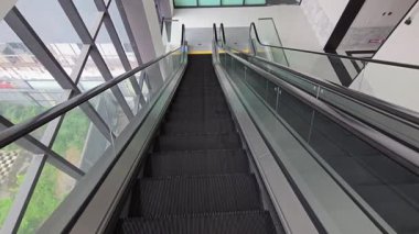 Halka açık alanlarda, havaalanlarında ve metro istasyonlarında modern yürüyen merdiven, gösterişli zarif tasarım, paslanmaz çelik merdivenler, ve aydınlatılmış tırabzanlar. 