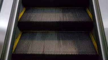 Halka açık alanlarda, havaalanlarında ve metro istasyonlarında modern yürüyen merdiven, gösterişli zarif tasarım, paslanmaz çelik merdivenler, ve aydınlatılmış tırabzanlar. 