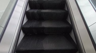 Halka açık alanlarda, havaalanlarında ve metro istasyonlarında modern yürüyen merdiven, gösterişli zarif tasarım, paslanmaz çelik merdivenler, ve aydınlatılmış tırabzanlar. 