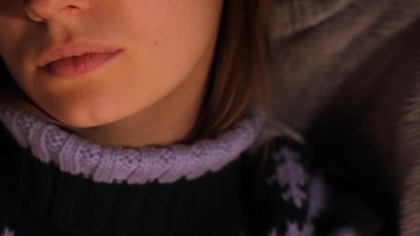 Ciepło Sezonie Zimowym Ciepły Sweter Krata Dziewczynie Przetrwanie Czasie Kryzysu — Wideo stockowe