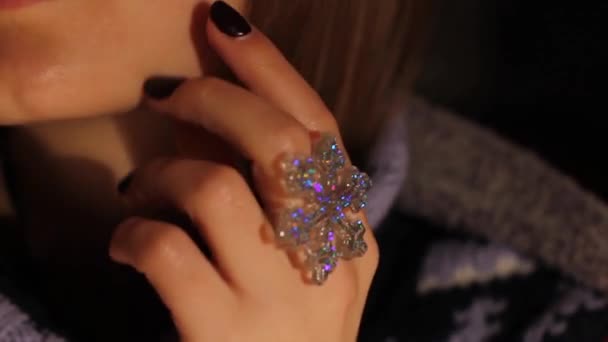 戒指女孩手指上的一个雪片形状的戒指女孩化装 — 图库视频影像