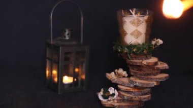 Mumları yakıyorum. Karanlık bir arka planda yanan bir mum. Şenlikli bir varış. Evin sıcak atmosferi. Arkaplan videosu