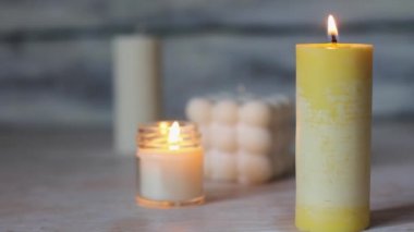 Güzel el yapımı mumlar. Bir mum yanıyor. Evin sıcak atmosferi. Arkaplan videosu