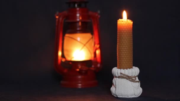 在煤油灯的后面燃着的蜡烛 节日的到来 漂亮的手工蜡烛舒适的气氛在房子里 背景录像 — 图库视频影像