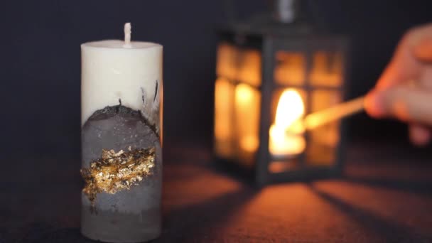 点着蜡烛一个燃烧的蜡烛 假期来了漂亮的手工蜡烛舒适的气氛在房子里 背景录像 — 图库视频影像