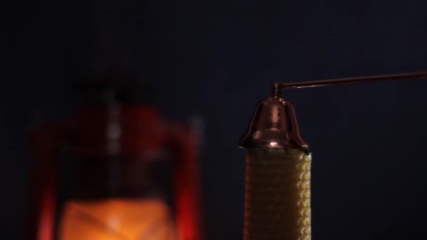 Дзвін Гасіння Свічок Вимирання Свічки Ручна Робота Святкові Пригоди Затишна — стокове відео