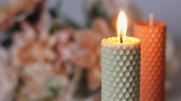 Schöne Handgefertigte Kerzen Eine Kerze Brennt Gemütliche Atmosphäre Haus Hintergrundvideo — Stockvideo