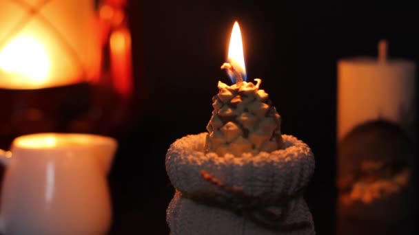 Brennende Kerze Tannenzapfenform Feierlicher Advent Schöne Handgefertigte Kerzen Gemütliche Atmosphäre — Stockvideo