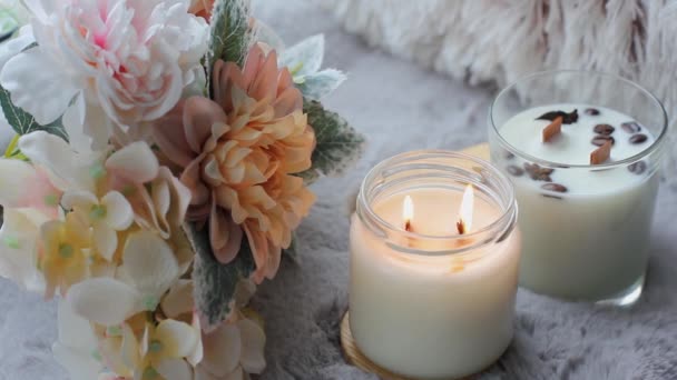 Όμορφα Χειροποίητα Κεριά Καίγεται Ένα Κερί Ζεστή Ατμόσφαιρα Στο Σπίτι — Αρχείο Βίντεο