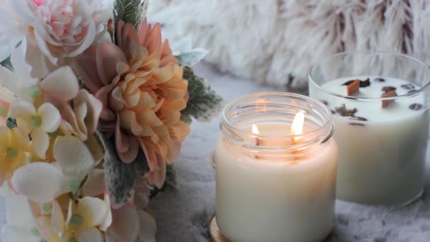 Schöne Handgefertigte Kerzen Eine Kerze Brennt Gemütliche Atmosphäre Haus Hintergrundvideo — Stockvideo