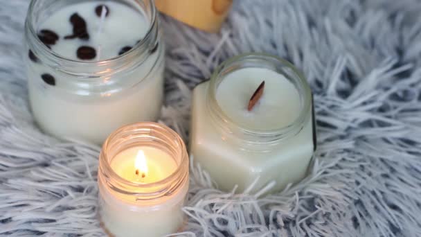 漂亮的手工蜡烛一支蜡烛在燃烧 舒适的气氛在房子里 背景录像 — 图库视频影像