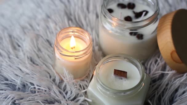 漂亮的手工蜡烛一支蜡烛在燃烧 舒适的气氛在房子里 背景录像 — 图库视频影像
