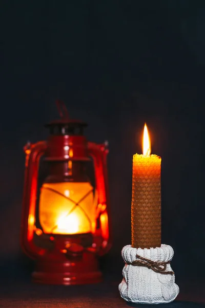 Eine Brennende Kerze Auf Dem Hintergrund Einer Petroleumlampe Festliche Ankunft — Stockfoto