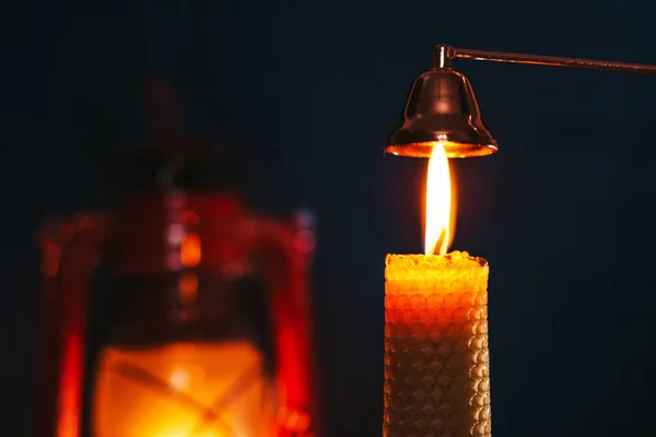 Płonąca Świeca Tle Lampy Naftowej Uroczysty Przyjazd Piękne Ręcznie Robione — Zdjęcie stockowe