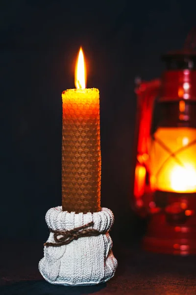 灯油ランプを背景に燃えるろうそく お祭り騒ぎだ 美しい手作りのキャンドル 家の中の居心地の良い雰囲気 — ストック写真