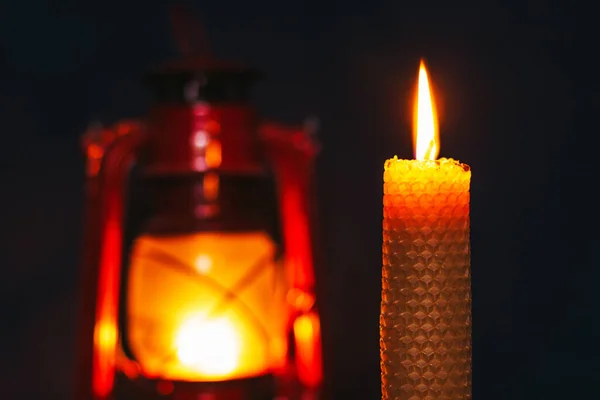Eine Brennende Kerze Auf Dem Hintergrund Einer Petroleumlampe Festliche Ankunft — Stockfoto