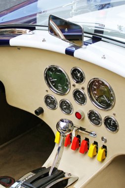 Kiev, Ukrayna - 29 Haziran 2013: AC Cobra. Eski Amerikan arabası. Eski arabalar. Araç içi lüks servis. Arabanın iç ayrıntıları.