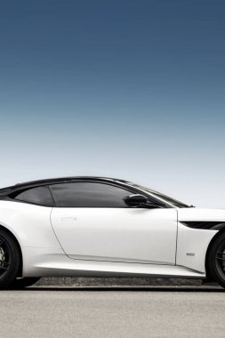 Kiev, Ukrayna - 12 Haziran 2021: Beyaz İngiliz süper arabası Aston Martin DBS Superleggera