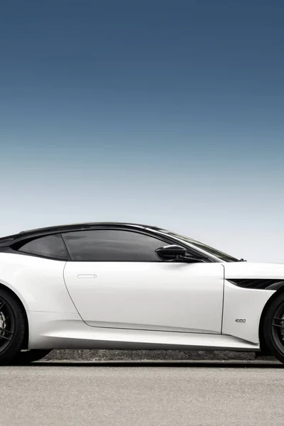 เครน นายน 2021 เปอร คาร ภาษาอ งกฤษส ขาว Aston Martin — ภาพถ่ายสต็อก