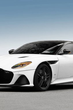 Kiev, Ukrayna - 12 Haziran 2021: Beyaz İngiliz süper arabası Aston Martin DBS Superleggera