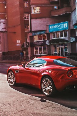 Kiev, Ukrayna - 28 Ağustos 2011: Kırmızı lüks süper araba Alfa Romeo 8C Yarışması başladı