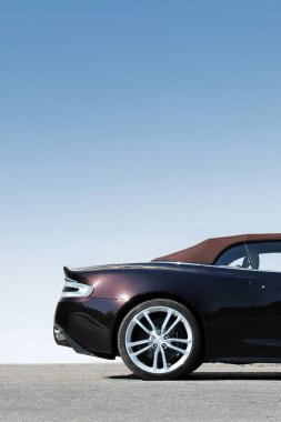 Kiev, Ukrayna - 20 Eylül 2014: Aston Martin DBS Volante açık gökyüzünün arka planına karşı. Cabriolet. Üstü açık lüks bir araba. Çikolata rengi