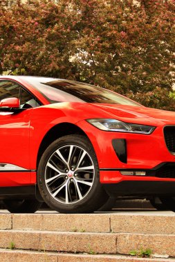 Kiev, Ukrayna - 3 Mayıs 2019: Jaguar I-Pace Ev400 şehirde park