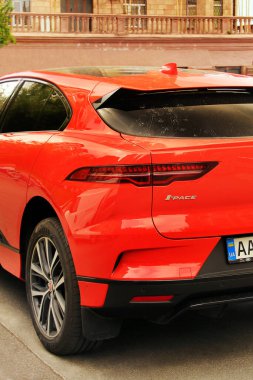 Kiev, Ukrayna - 3 Mayıs 2019: Jaguar I-Pace Ev400 şehirde park