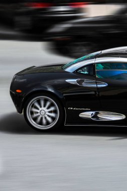 Kiev, Ukrayna - 19 Haziran 2021: Spyker C8 Laviolette. Siyah lüks süper araba Spyker hareket halinde